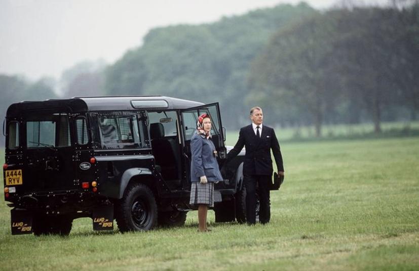 Nữ hoàng Anh chụp ảnh bên một chiếc Land Rover Defender Nữ hoàng Anh chụp ảnh bên một chiếc Land Rover Defender