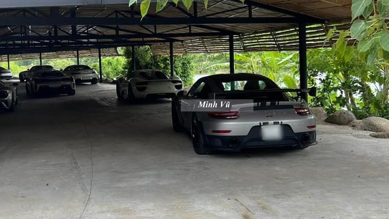 Và trong hơn 3 năm qua xe lăn bánh chưa tới 99 km, đỗ phía trên Porsche 911 GT2 RS là Porsche 918 Spyder Và trong hơn 3 năm qua xe lăn bánh chưa tới 99 km, đỗ phía trên Porsche 911 GT2 RS là Porsche 918 Spyder