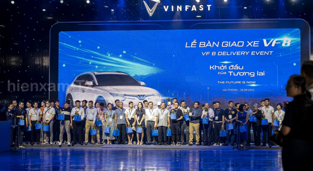 VinFast VF8 chính thức bàn giao 100 xe đầu tiên tới tay khách hàng Việt