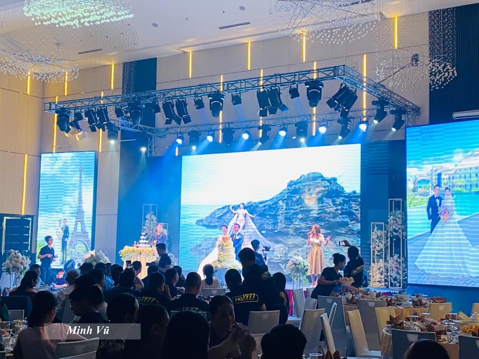 Hình ảnh bên trong buổi đám cưới được chia sẻ cho thấy thiết kế sang trọng Hình ảnh bên trong buổi đám cưới được chia sẻ cho thấy thiết kế sang trọng