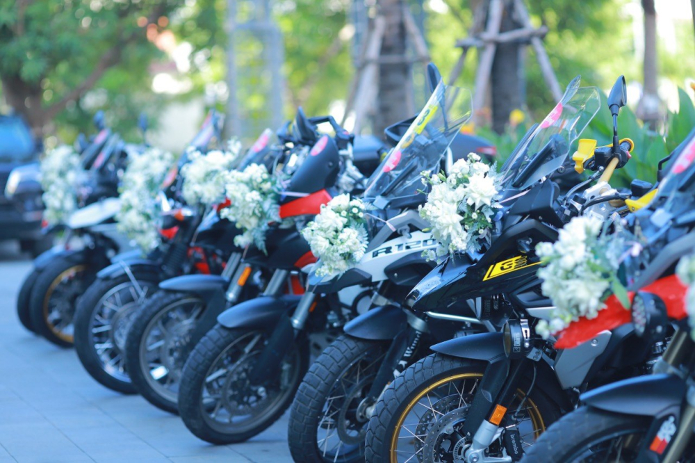 Hơn 20 xe ô tô cùng mô tô phân khối lớn xuất hiện trong đám cưới ở Hà Tĩnh khiến dân tình trầm trồ Hơn 20 xe ô tô cùng mô tô phân khối lớn xuất hiện trong đám cưới ở Hà Tĩnh khiến dân tình trầm trồ