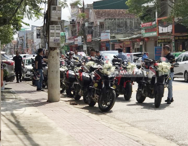 Đoàn xe này khi đi rước dâu xếp thành 2 hàng, trong đó, các thành viên điều khiển xe mô tô phân khối lớn đi trước, theo sau là nhiều chiếc xe ô tô đắt tiền. Đoàn xe này khi đi rước dâu xếp thành 2 hàng, trong đó, các thành viên điều khiển xe mô tô phân khối lớn đi trước, theo sau là nhiều chiếc xe ô tô đắt tiền.