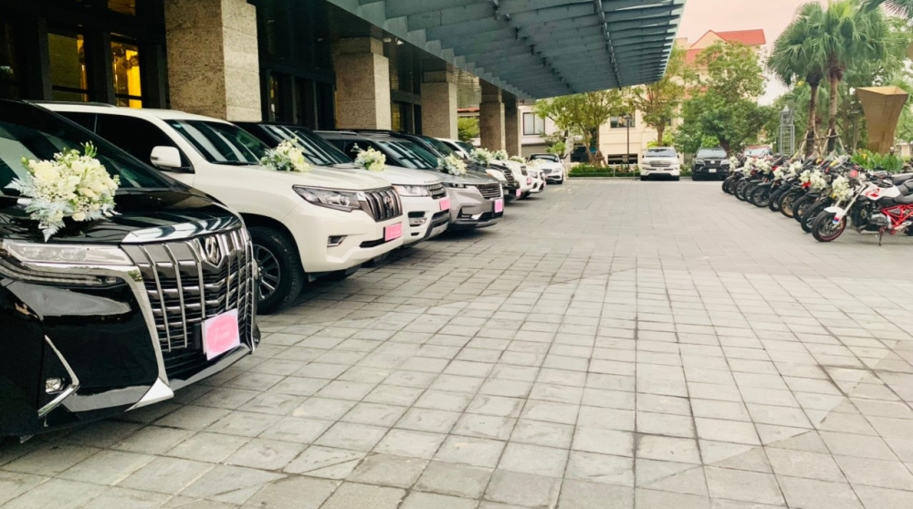 Chiếc xe MPV hạng sang Toyota Alphard cũng góp mặt trong đoàn xe đưa dâu này Chiếc xe MPV hạng sang Toyota Alphard cũng góp mặt trong đoàn xe đưa dâu này