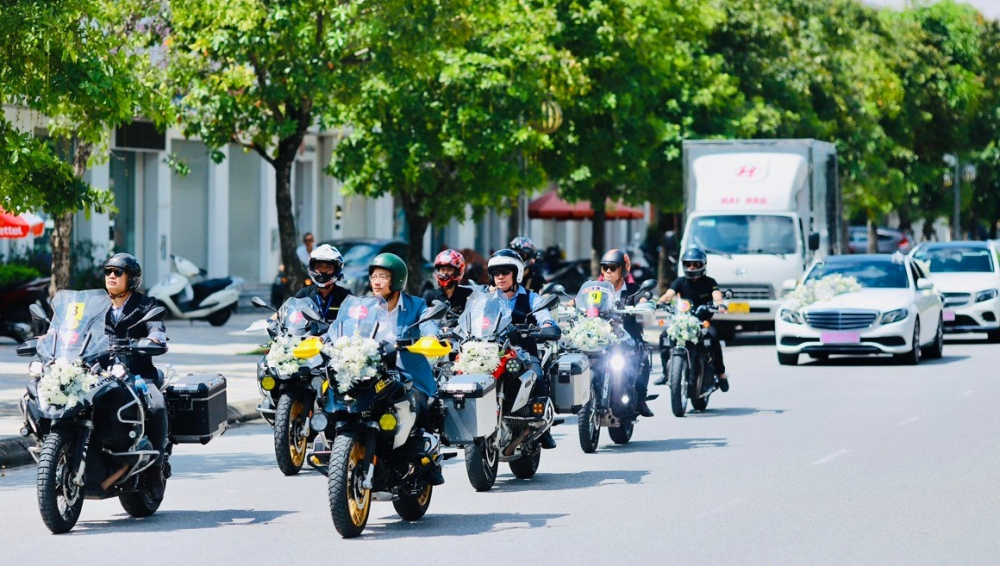 Các thành viên tham dự đều là bạn bè và gia đình của chú rể cùng cô dâu, được biết, 2 nhân vật chính trong bữa tiệc quan trọng này có đam mê tốc độ và tham gia vào một hội nhóm chơi xe phân khối lớn. Các thành viên tham dự đều là bạn bè và gia đình của chú rể cùng cô dâu, được biết, 2 nhân vật chính trong bữa tiệc quan trọng này có đam mê tốc độ và tham gia vào một hội nhóm chơi xe phân khối lớn.