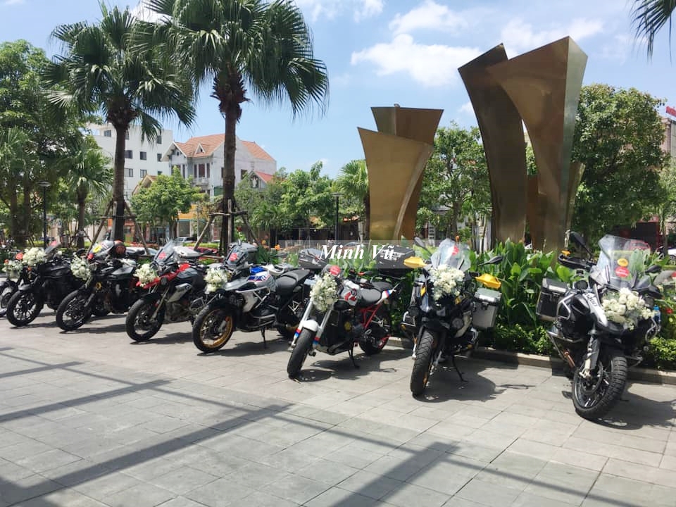 Đoàn rước dâu có hàng chục chiếc xe phân khối lớn đa phần của các hãng như BMW có GS1200, Ducati, chiếc giá trị nhất có giá khoảng 700 triệu đồng. Đoàn rước dâu có hàng chục chiếc xe phân khối lớn đa phần của các hãng như BMW có GS1200, Ducati, chiếc giá trị nhất có giá khoảng 700 triệu đồng.