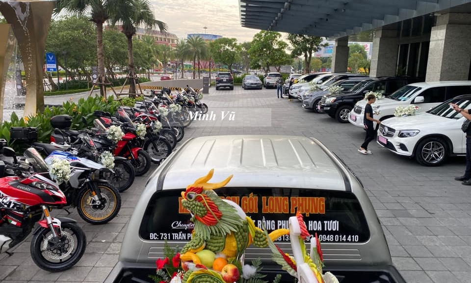 Đoàn xe mô tô phân khối lớn và ô tô tham gia rước dâu đỗ ở 2 bên Đoàn xe mô tô phân khối lớn và ô tô tham gia rước dâu đỗ ở 2 bên