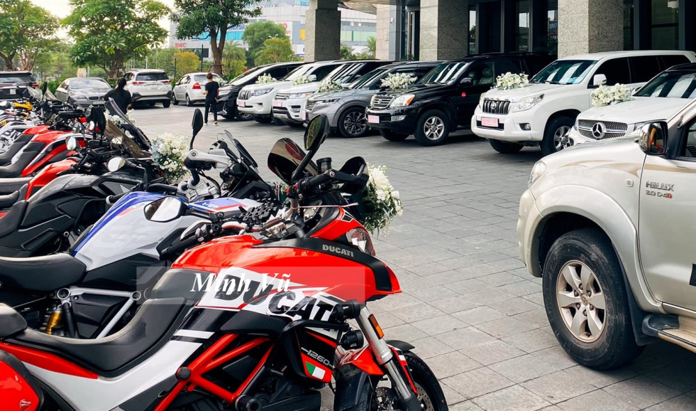 Bên cạnh đó là dàn xe sang đến từ các hãng như Mercedes-Benz, Lexus cùng nhiều hãng khác. Bên cạnh đó là dàn xe sang đến từ các hãng như Mercedes-Benz, Lexus cùng nhiều hãng khác.