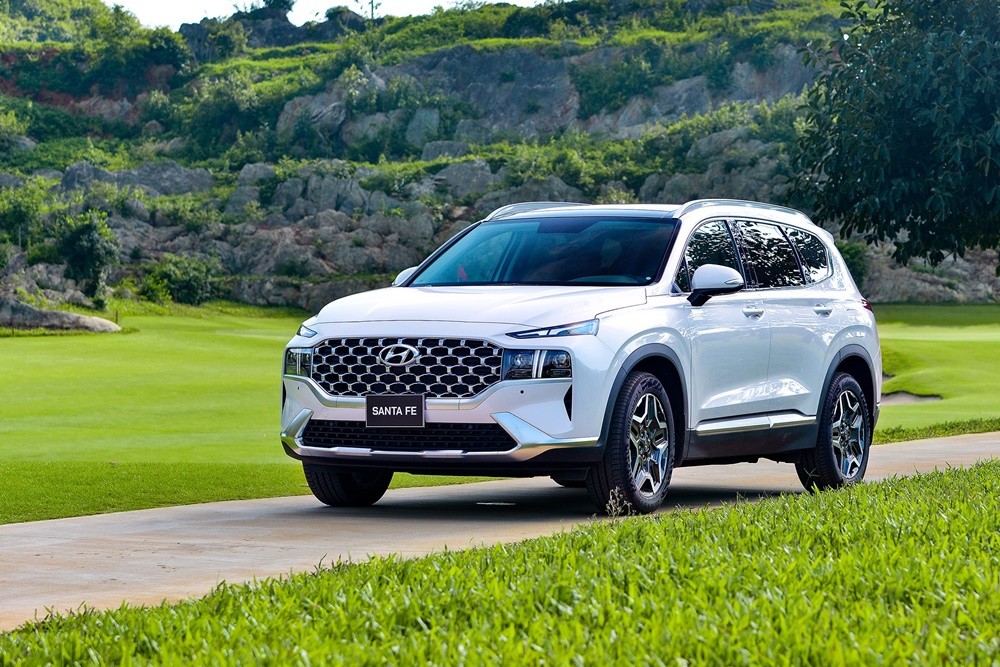 Hyundai Santa Fe dù giảm số lượng xe bán ra trong tháng 8/2022 nhưng vẫn giữ vững ngôi vị quán quân. Hyundai Santa Fe dù giảm số lượng xe bán ra trong tháng 8/2022 nhưng vẫn giữ vững ngôi vị quán quân.