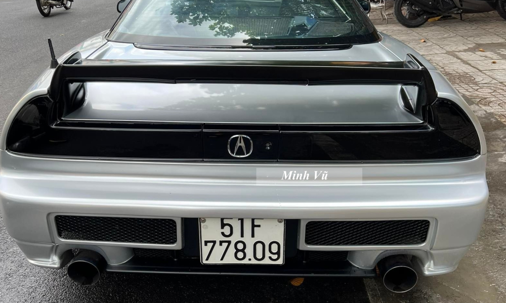  Để tăng sự tương phản với bộ &aacute;o m&agrave;u bạc của chiếc xe thể thao Acura NSX c&oacute; một kh&ocirc;ng hai tại Việt Nam, người sở hữu đ&atilde; cho d&aacute;n lại mui xe m&agrave;u đen nh&aacute;m v&agrave; sơn lại 1 phần đu&ocirc;i xe cũng như c&aacute;nh gi&oacute; độ th&agrave;nh m&agrave;u đen kh&aacute; ấn tượng.