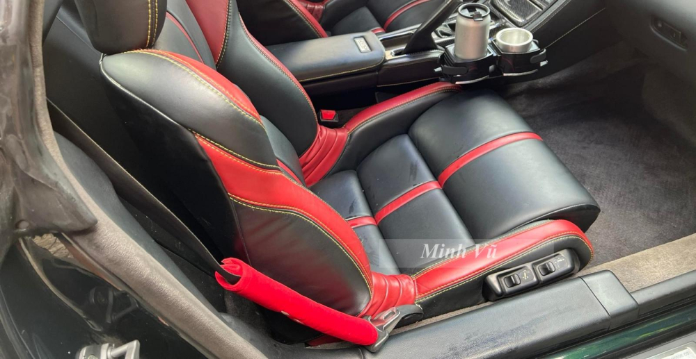  Acura NSX độc nhất v&ocirc; nhị tại Việt Nam sử dụng động cơ C30A 3 l&iacute;t V6 DOHC h&uacute;t kh&iacute; tự nhi&ecirc;n, dung t&iacute;ch 3.2 l&iacute;t đi k&egrave;m c&ocirc;ng nghệ van biến thi&ecirc;n VTEC do Honda ph&aacute;t triển v&agrave;o những năm 1980. Acura NSX c&oacute; c&ocirc;ng suất tối đa 290 m&atilde; lực v&agrave; m&ocirc;-men xoắn cực đại 304 Nm. Xe sử dụng hộp số s&agrave;n 6 cấp v&agrave; hệ dẫn động cầu sau.