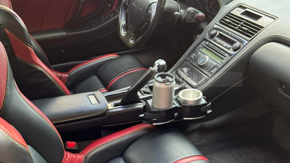  Quả cầu tr&ecirc;n cần số cũng được thay thế sang chất liệu carbon. Chiếc Acura NSX n&agrave;y cũng đ&atilde; được chủ nh&acirc;n trang bị ống xả độ của ARK Performance mang đến &acirc;m thanh uy lực hơn so với ống xả nguy&ecirc;n bản. 