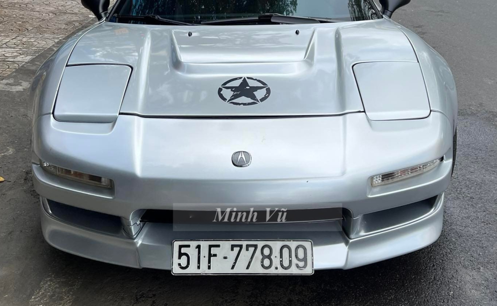  Đ&egrave;n pha nguy&ecirc;n bản của xe đ&atilde; bị th&aacute;o bỏ để thay bằng đ&egrave;n mắt ếch của đời 1991 rất c&aacute; t&iacute;nh khi c&oacute; thể n&acirc;ng l&ecirc;n v&agrave; hạ xuống, s&aacute;t bằng với nắp cap&ocirc;.