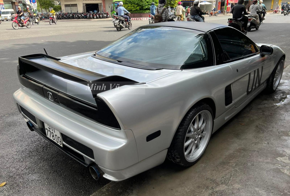  Chiếc xe thể thao Acura NSX n&agrave;y trải qua nhiều cuộc sơn đổi m&agrave;u kh&aacute;c nhau như v&agrave;ng, xanh, đen v&agrave; đến nay khi về tay của chủ nh&acirc;n mới đ&atilde; được d&aacute;n lại ngoại thất th&agrave;nh m&agrave;u bạc, 1 trong c&aacute;c bộ &aacute;o được doanh nh&acirc;n n&agrave;y rất y&ecirc;u th&iacute;ch kho&aacute;c tr&ecirc;n c&aacute;c si&ecirc;u xe, xe thể thao của m&igrave;nh.
