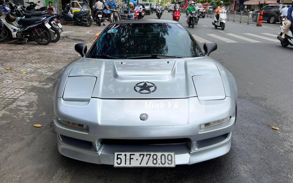 Japanese Domestic Market (JDM) l&agrave; những chiếc xe được sản xuất cho thị trường Nhật Bản v&agrave; độ nổi tiếng của n&oacute; kh&ocirc;ng phải b&agrave;n c&atilde;i khi được rất nhiều d&acirc;n chơi tr&ecirc;n thế giới săn l&ugrave;ng, trong số n&agrave;y, c&oacute; một số &iacute;t bộ phận chơi xe tại Việt Nam rất m&ecirc; xe JDM v&agrave; c&ograve;n từng th&agrave;nh lập nh&oacute;m ri&ecirc;ng. Tuy nhi&ecirc;n hội nh&oacute;m hoạt động kh&ocirc;ng mấy s&ocirc;i nổi, thậm ch&iacute; nh&oacute;m trưởng c&ograve;n b&aacute;n đi 2 xe JDM t&acirc;m huyết của m&igrave;nh cho nh&agrave; sưu tập xe h&agrave;ng đầu tại Việt Nam.