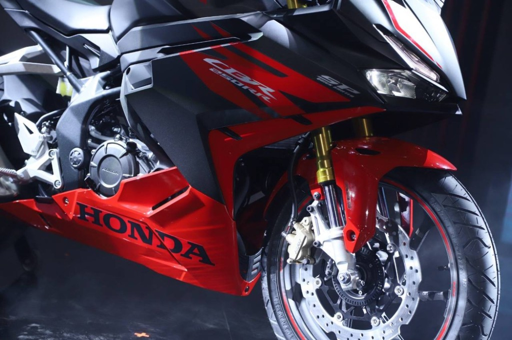 Honda CBR250RR 2023 được trang bị phuộc trước Showa Separated Function Fork - Big Piston Honda CBR250RR 2023 được trang bị phuộc trước Showa Separated Function Fork - Big Piston