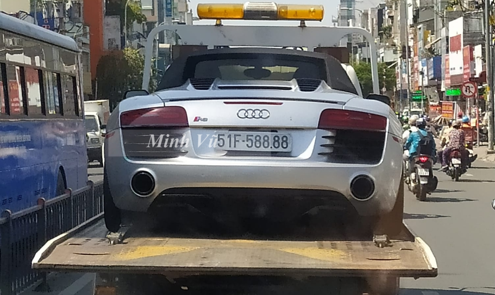 Nhưng sau khi được ông Vũ mua lại đã dán sang nhiều áo mới và hiện mang màu bạc Nhưng sau khi được ông Vũ mua lại đã dán sang nhiều áo mới và hiện mang màu bạc