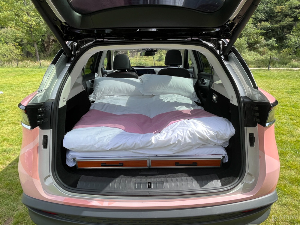 Giường cỡ lớn bên trong Beijing X7 Flatbed Homestay