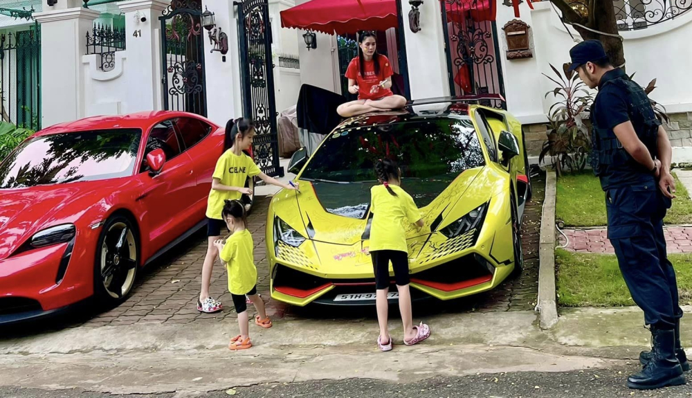 Diện mạo chiếc siêu xe Lamborghini Huracan LP610-4 lúc còn bộ áo đề-can màu xanh neon Diện mạo chiếc siêu xe Lamborghini Huracan LP610-4 lúc còn bộ áo đề-can màu xanh neon