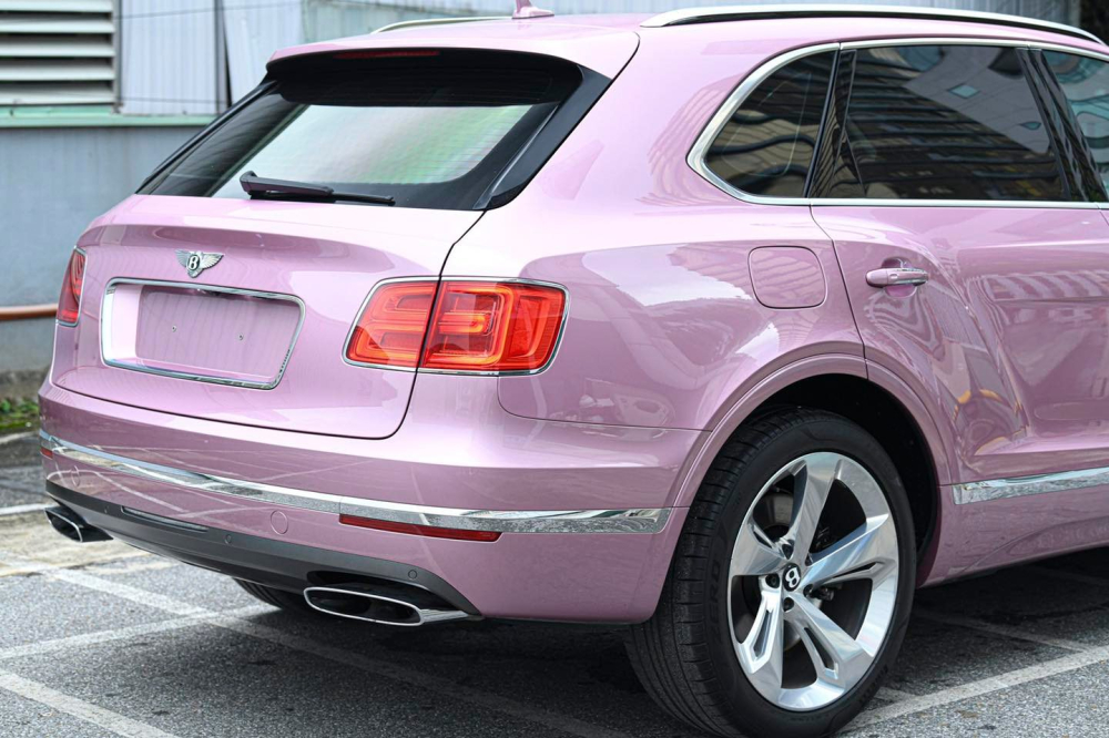 Cả đất nước Việt Nam không tìm ra chiếc xe Bentley Bentayga W12 thứ 2 mang màu Passion Pink Cả đất nước Việt Nam không tìm ra chiếc xe Bentley Bentayga W12 thứ 2 mang màu Passion Pink