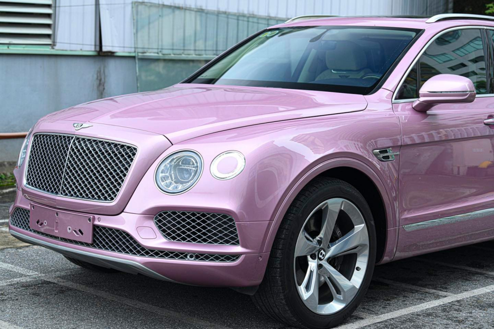 Cả đất nước Việt Nam không tìm ra chiếc xe Bentley Bentayga W12 thứ 2 mang màu Passion Pink Cả đất nước Việt Nam không tìm ra chiếc xe Bentley Bentayga W12 thứ 2 mang màu Passion Pink