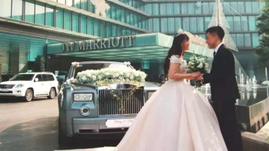 Chiếc xe si&ecirc;u sang Rolls-Royce Phantom được thu&ecirc; bởi Anna Bắc Giang c&oacute; gi&aacute; thu&ecirc; dao động từ 50 - 75 triệu đồng trong 5 tiếng đồng hồ.