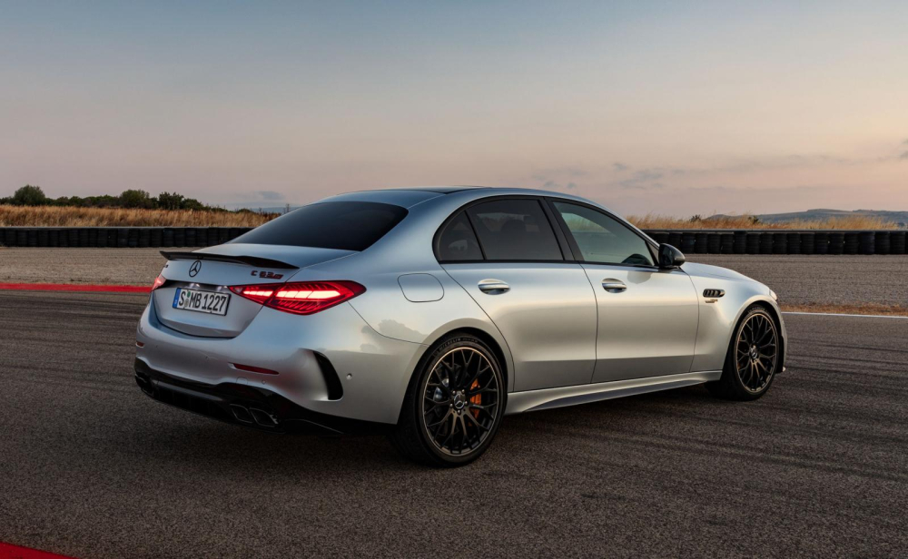 Mercedes-AMG C63 S E Performance 2023 khá tiết kiệm xăng Mercedes-AMG C63 S E Performance 2023 khá tiết kiệm xăng