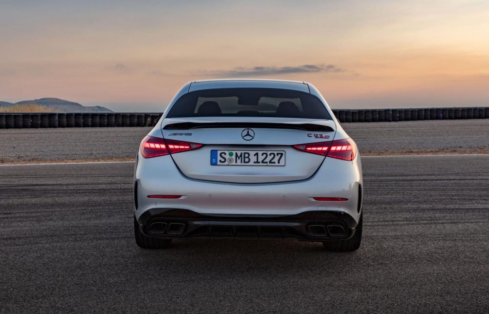 Mercedes-AMG C63 S E Performance 2023 nhìn từ phía sau Mercedes-AMG C63 S E Performance 2023 nhìn từ phía sau