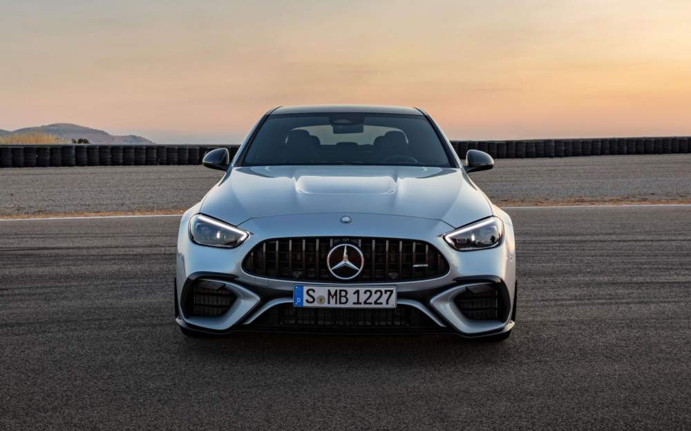 Mercedes-AMG C63 S E Performance 2023 sở hữu lưới tản nhiệt Panamericana và cản trước riêng Mercedes-AMG C63 S E Performance 2023 sở hữu lưới tản nhiệt Panamericana và cản trước riêng