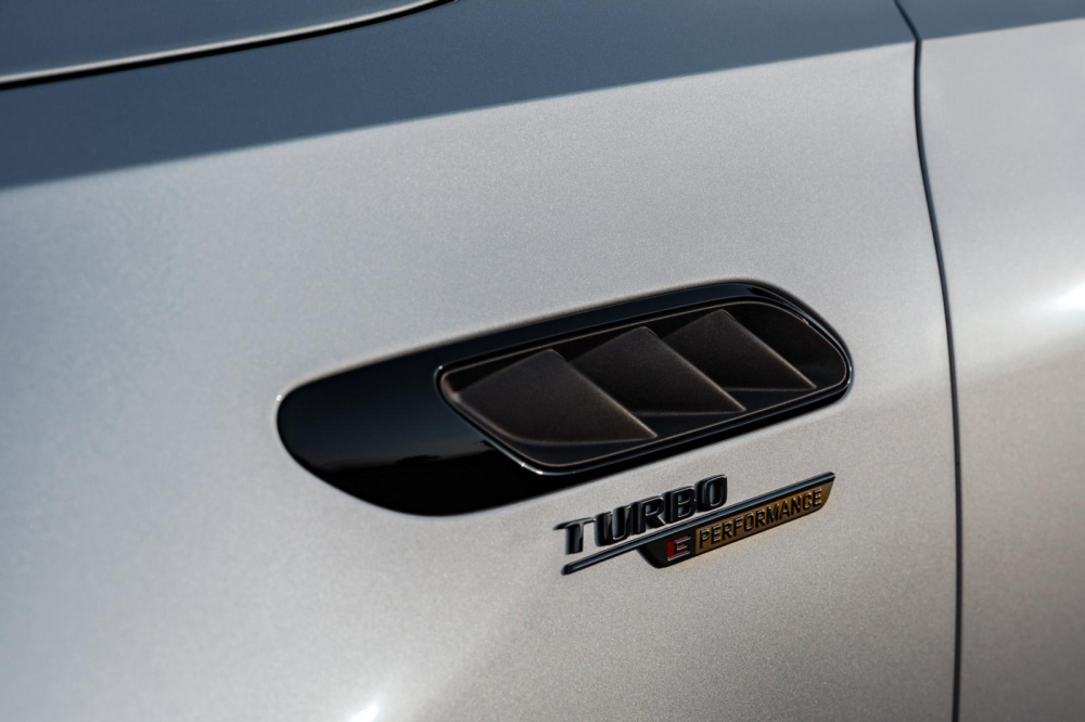 Khe gió và logo sau chắn bùn trước của Mercedes-AMG C63 S E Performance 2023 Khe gió và logo sau chắn bùn trước của Mercedes-AMG C63 S E Performance 2023