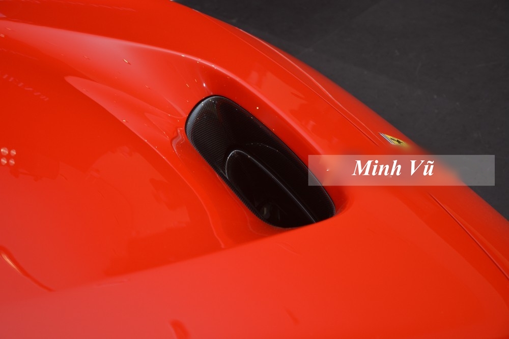 Cận cảnh hốc gió S-Duct trên siêu xe Ferrari F8 Cận cảnh hốc gió S-Duct trên siêu xe Ferrari F8