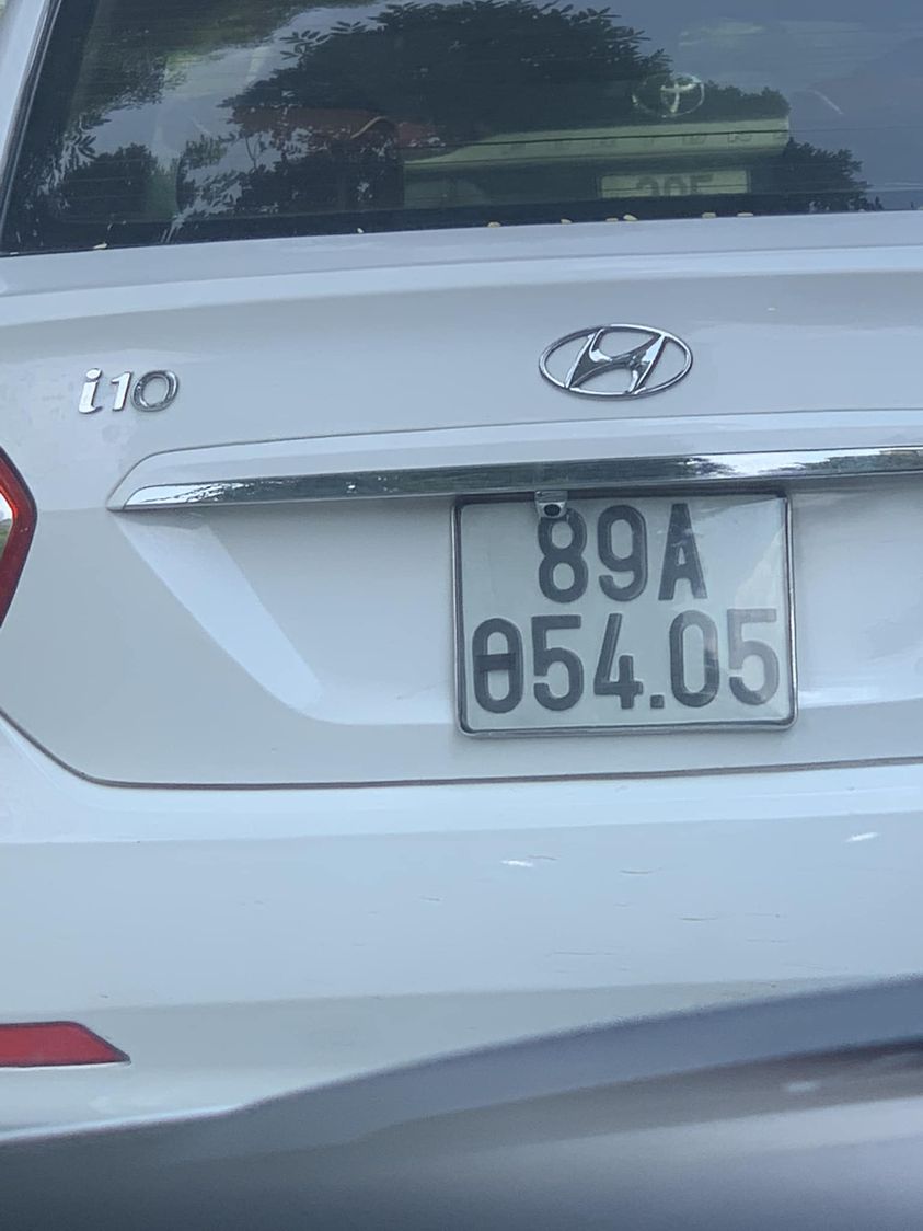 Vấn nạn vẽ, dán thêm vào biển số làm sai lệch thông tin ngày càng nhiều. Vấn nạn vẽ, dán thêm vào biển số làm sai lệch thông tin ngày càng nhiều.
