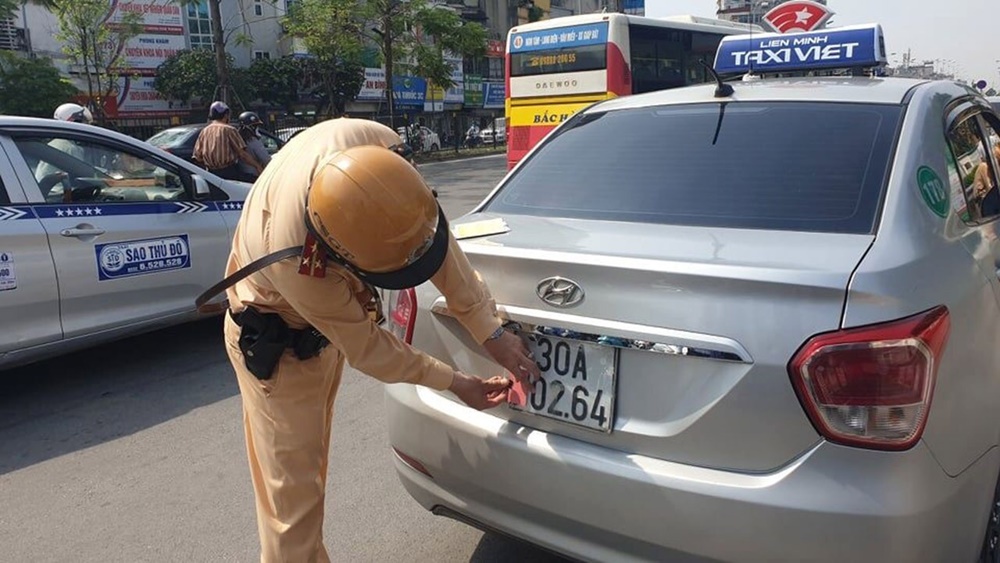 Chiếc xe taxi sử dụng thủ thuật kẹp quân bài để che biển số. Chiếc xe taxi sử dụng thủ thuật kẹp quân bài để che biển số.