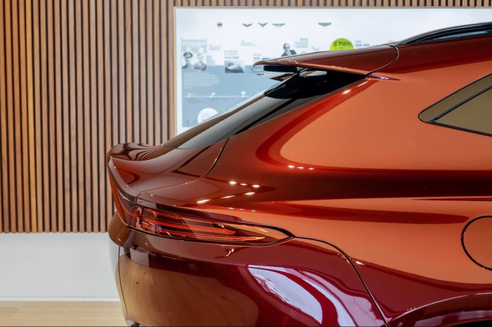 Ngoài màu sơn đỏ Liquid Crimson thời trang, ngoại thất của chiếc SUV hạng sang Aston Martin DBX này còn có nhiều chi tiết bằng sợi carbon bóng như thanh nẹp bên sườn, tay nắm cửa và vỏ gương. Ngoài màu sơn đỏ Liquid Crimson thời trang, ngoại thất của chiếc SUV hạng sang Aston Martin DBX này còn có nhiều chi tiết bằng sợi carbon bóng như thanh nẹp bên sườn, tay nắm cửa và vỏ gương.