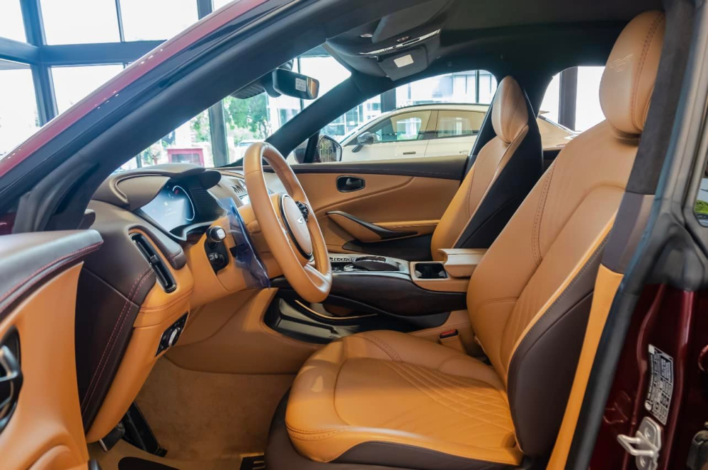 Cung cấp sức mạnh cho Aston Martin DBX thứ 2 về Việt Nam là khối động cơ xăng V8, tăng áp kép, dung tích 4.0 lít, Cung cấp sức mạnh cho Aston Martin DBX thứ 2 về Việt Nam là khối động cơ xăng V8, tăng áp kép, dung tích 4.0 lít,