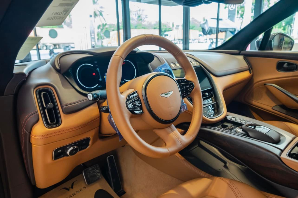 Aston Martin DBX màu sơn đỏ Liquid Crimson có thể tăng tốc từ vị trí xuất phát lên 100 km/h trong thời gian 4,5 giây trước khi đạt vận tốc tối đa 291 km/h. Aston Martin DBX màu sơn đỏ Liquid Crimson có thể tăng tốc từ vị trí xuất phát lên 100 km/h trong thời gian 4,5 giây trước khi đạt vận tốc tối đa 291 km/h.