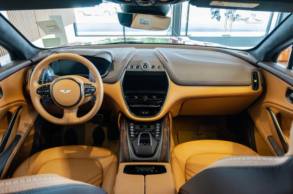 Bước vào bên trong khoang lái, nội thất của Aston Martin DBX được chế tác thủ công với ghế ngồi được bọc da nguyên tấm cùng các chi tiết kim loại, gỗ quý và đặc biệt là sợi lanh tổng hợp, vật liệu lần đầu tiên xuất hiện trong ngành công nghiệp ô tô. Xe trang bị màn hình thông tin TFT 12,3 inch cho người lái dễ dàng nắm bắt thông tin và màn hình giải trí TFT 10,25 inch tương thích Apple Carplay . Bước vào bên trong khoang lái, nội thất của Aston Martin DBX được chế tác thủ công với ghế ngồi được bọc da nguyên tấm cùng các chi tiết kim loại, gỗ quý và đặc biệt là sợi lanh tổng hợp, vật liệu lần đầu tiên xuất hiện trong ngành công nghiệp ô tô. Xe trang bị màn hình thông tin TFT 12,3 inch cho người lái dễ dàng nắm bắt thông tin và màn hình giải trí TFT 10,25 inch tương thích Apple Carplay .