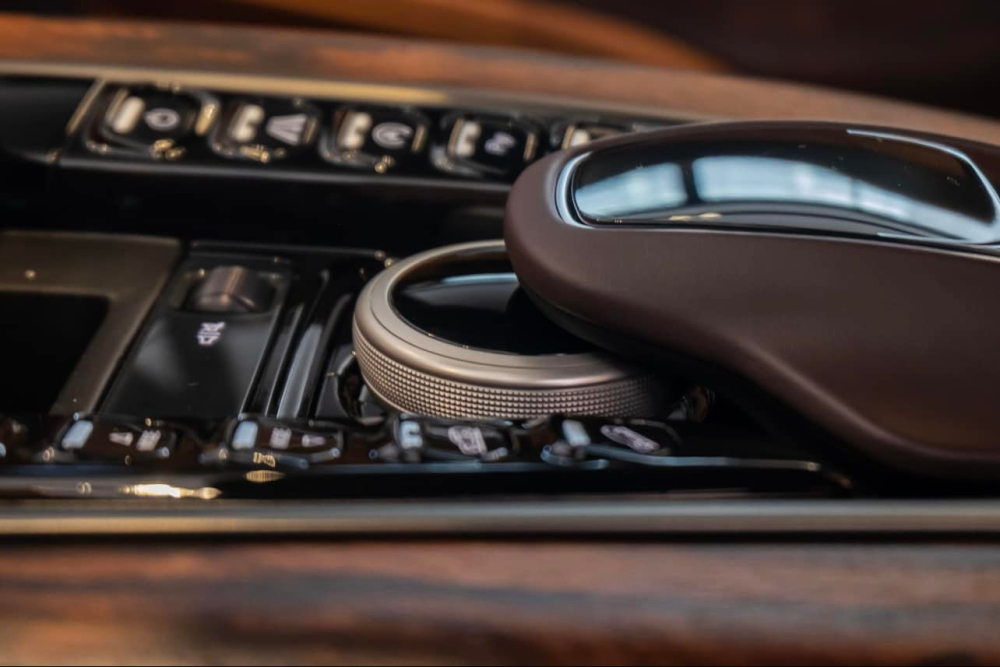 Aston Martin DBX được trang bị hệ thống treo khí nén 3 khoang tùy biến kết hợp với hệ thống kiểm soát chống lật điện 48volt (eARC) và các bộ giảm chấn điện tử thích ứng có khả năng thay đổi khoảng sáng gầm xe ấn tượng, giúp người lái có thể nâng gầm lên 45mm hoặc hạ thấp 50 mm. Aston Martin DBX được trang bị hệ thống treo khí nén 3 khoang tùy biến kết hợp với hệ thống kiểm soát chống lật điện 48volt (eARC) và các bộ giảm chấn điện tử thích ứng có khả năng thay đổi khoảng sáng gầm xe ấn tượng, giúp người lái có thể nâng gầm lên 45mm hoặc hạ thấp 50 mm.
