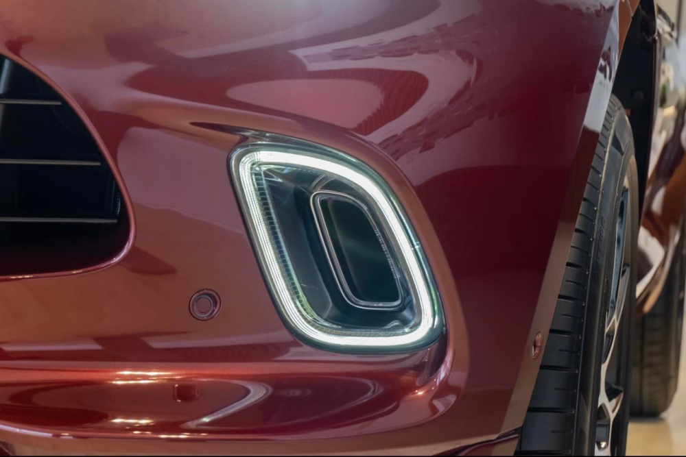 Còn đây là hệ thống dải đèn LED của Aston Martin DBX được gắn 2 bên hốc gió hông Còn đây là hệ thống dải đèn LED của Aston Martin DBX được gắn 2 bên hốc gió hông