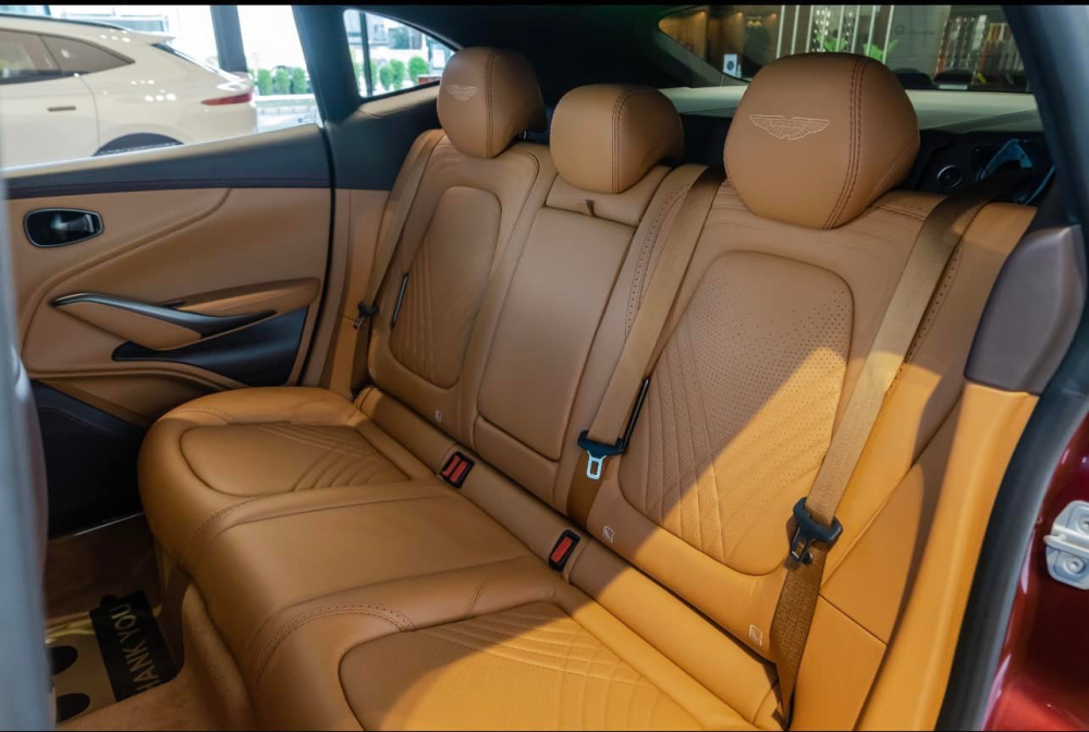 Khoang hành lý của xe Aston Martin DBX có thể tích 632 lít và ghế sau có thể gập theo tỷ lệ 40:20:40 để tăng thể tích khoang hành lý. Ghế ngồi của xe Aston Martin DBX thứ 2 về nước có 5 chỗ ngồi. Khoang hành lý của xe Aston Martin DBX có thể tích 632 lít và ghế sau có thể gập theo tỷ lệ 40:20:40 để tăng thể tích khoang hành lý. Ghế ngồi của xe Aston Martin DBX thứ 2 về nước có 5 chỗ ngồi.