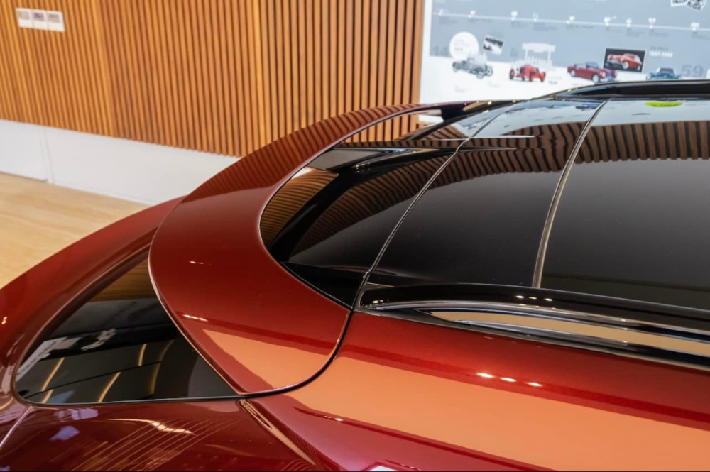 Aston Martin DBX có thiết kế khá độc đáo với đèn pha LED hình ovan và đèn định vị ban ngày đặt trong hốc gió phía trước giúp không khí lưu thông dễ dàng theo hướng vòm bánh và dọc theo hai bên hông, từ đó giảm lực cản và lực nâng đồng thời làm mát hệ thống phanh. Luồng khí còn đi theo nóc xe, qua cánh gió và cửa sổ sau đến cánh lật ở cửa cốp giúp kính sau xe luôn được giữ sạch trong quá trình di chuyển. Aston Martin DBX có thiết kế khá độc đáo với đèn pha LED hình ovan và đèn định vị ban ngày đặt trong hốc gió phía trước giúp không khí lưu thông dễ dàng theo hướng vòm bánh và dọc theo hai bên hông, từ đó giảm lực cản và lực nâng đồng thời làm mát hệ thống phanh. Luồng khí còn đi theo nóc xe, qua cánh gió và cửa sổ sau đến cánh lật ở cửa cốp giúp kính sau xe luôn được giữ sạch trong quá trình di chuyển.