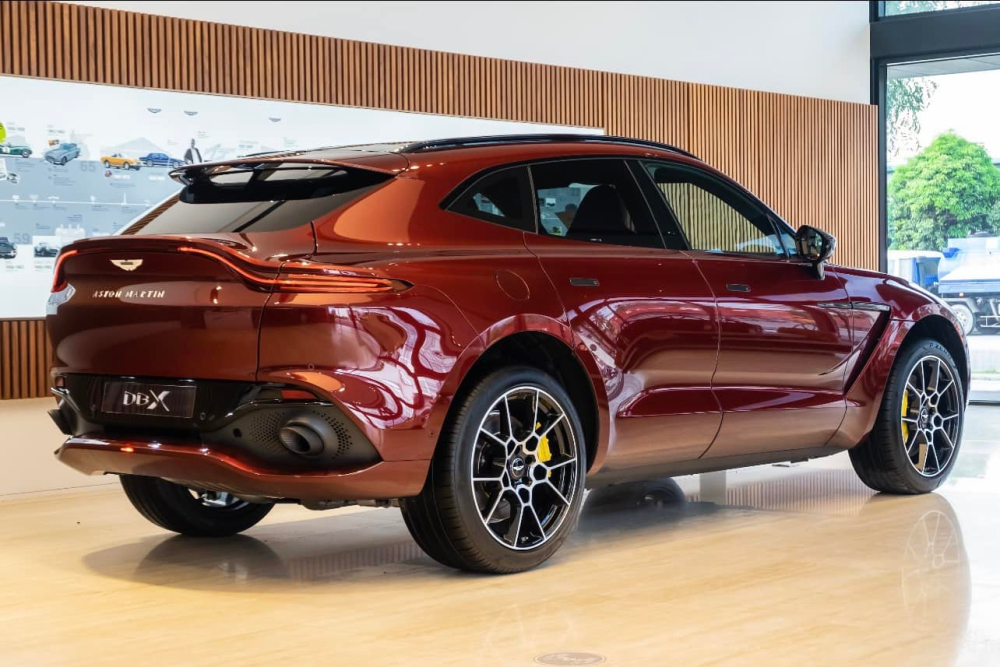 Trong số 4 chiếc SUV hạng sang Aston Martin DBX đang lăn bánh tại Việt Nam, đáng chú ý có một xe sở hữu màu sơn đỏ Liquid Crimson rất ấn tượng và đẹp mắt. Xe được nhập khẩu chính hãng, Trong số 4 chiếc SUV hạng sang Aston Martin DBX đang lăn bánh tại Việt Nam, đáng chú ý có một xe sở hữu màu sơn đỏ Liquid Crimson rất ấn tượng và đẹp mắt. Xe được nhập khẩu chính hãng,