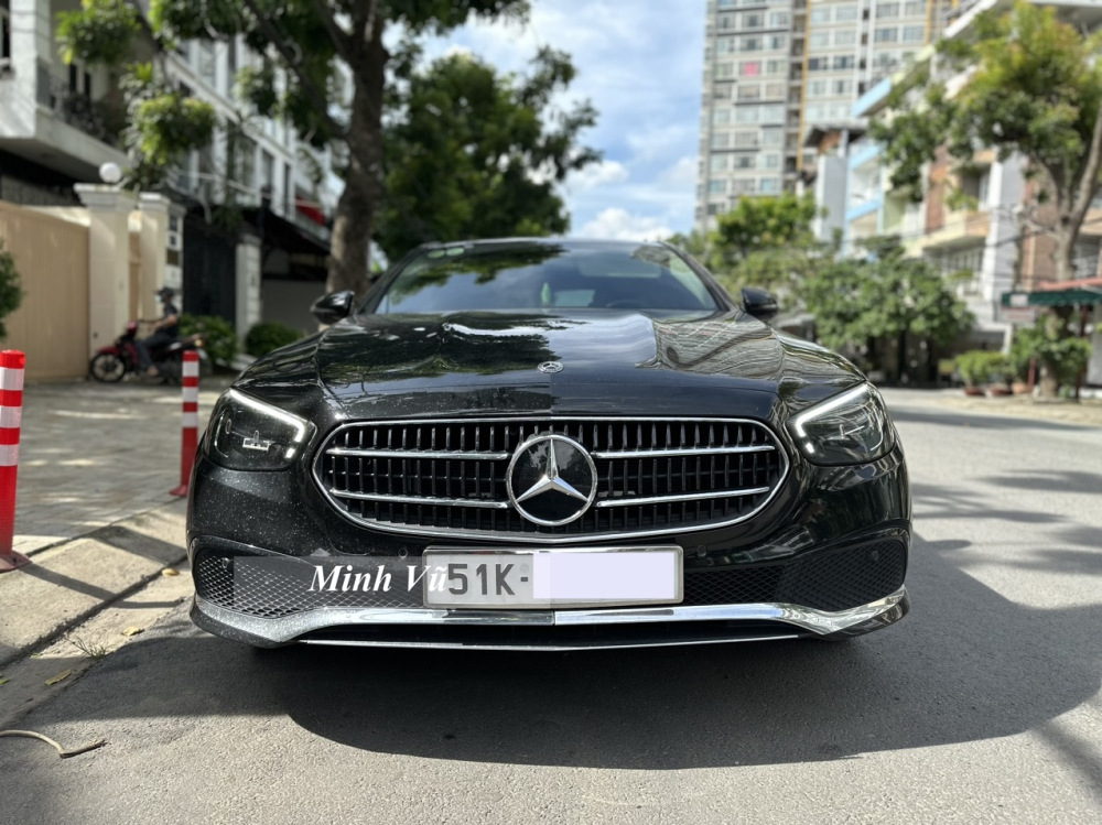 Mercedes-Benz E180 2022 nhìn từ mặt tiền lúc chưa độ