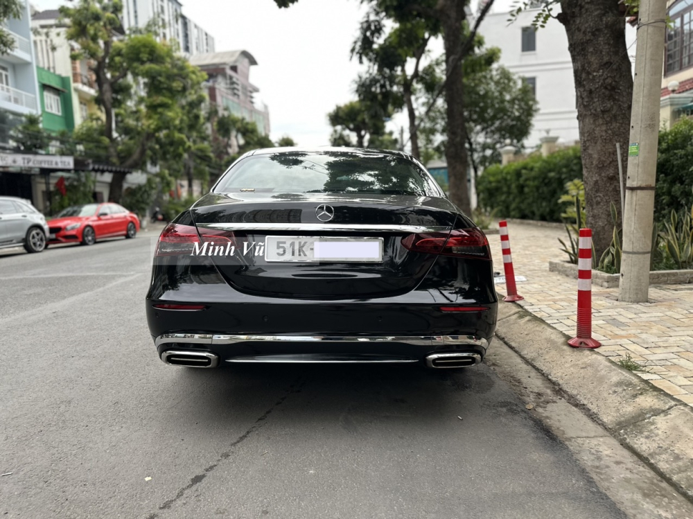 Đánh giá nhanh Mercedes-Benz E180 độ body kit Mercedes-Maybach S680 sau khi đã hoàn thiện bao gồm sơn màu đen cho đồng màu với bộ áo của xe E180