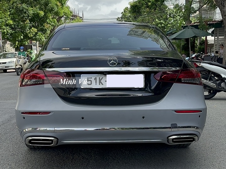 Còn đây là đuôi xe Mercedes-Benz E180 2022 độ Mercedes-Maybach S-Class