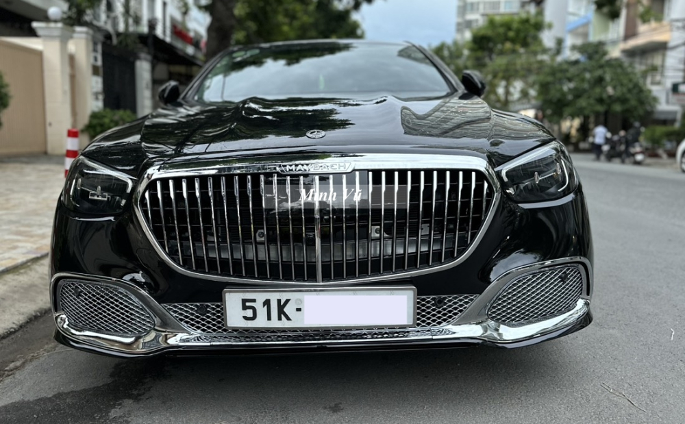 Đánh giá nhanh Mercedes-Benz E180 độ body kit Mercedes-Maybach S680 sau khi đã hoàn thiện bao gồm sơn màu đen cho đồng màu với bộ áo của xe E180