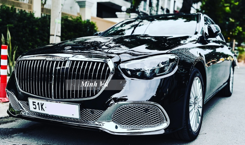 Đánh giá nhanh Mercedes-Benz E180 độ body kit Mercedes-Maybach S680 sau khi đã hoàn thiện bao gồm sơn màu đen cho đồng màu với bộ áo của xe E180