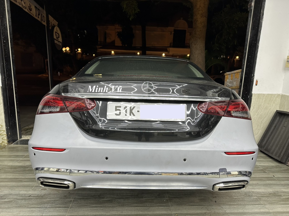 Phần đuôi sau khi lắp body kit có ống xả mạ crom tích hợp thêm thanh chia đôi, xe có tấm ốp inox chạy hết đuôi xe