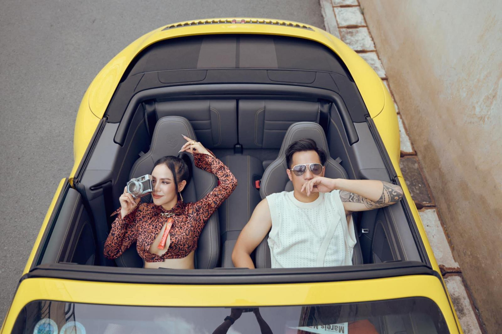 Chủ xe chụp ảnh cùng chiếc Porsche 911 Carrera Cabriolet biển tứ quý 2 đang gây xôn xao cộng đồng mạng Chủ xe chụp ảnh cùng chiếc Porsche 911 Carrera Cabriolet biển tứ quý 2 đang gây xôn xao cộng đồng mạng