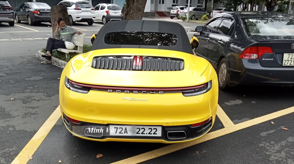 Thiết kế đuôi xe thể thao mui trần Porsche 911 Carrera Cabriolet 2022 mang biển tứ quý 2 Thiết kế đuôi xe thể thao mui trần Porsche 911 Carrera Cabriolet 2022 mang biển tứ quý 2