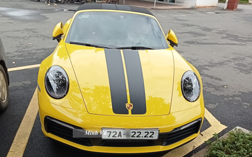 Đã xe Porsche mui trần còn đeo biển Đã xe Porsche mui trần còn đeo biển tứ quý, chủ nhân chiếc 911 Carrera Cabriolet này vừa giàu vừa may mắn